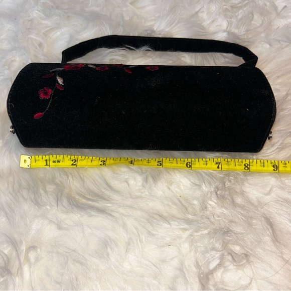 Black and Red Floral Embroidered Clutch - Picture 5 of 6